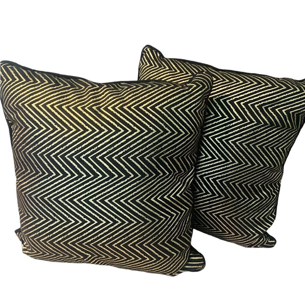 Kirkland outdoor accent pillows black and gold 18 x 18 perfect condition great